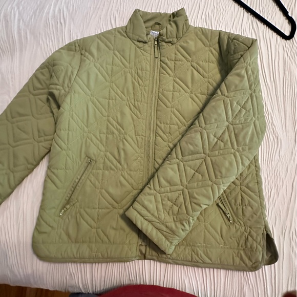 Princess cruise line sporty short puff jacket but very lightweight not thick - Picture 5 of 6